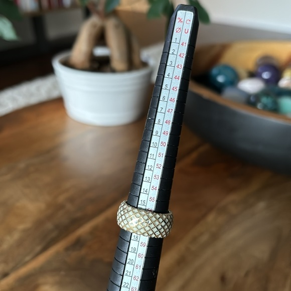 AUTHENTIC GUCCI DIAMANTISSIMA WHITE ENAMEL AND 18 KARAT YELLOW GOLD RING - Picture 5 of 15